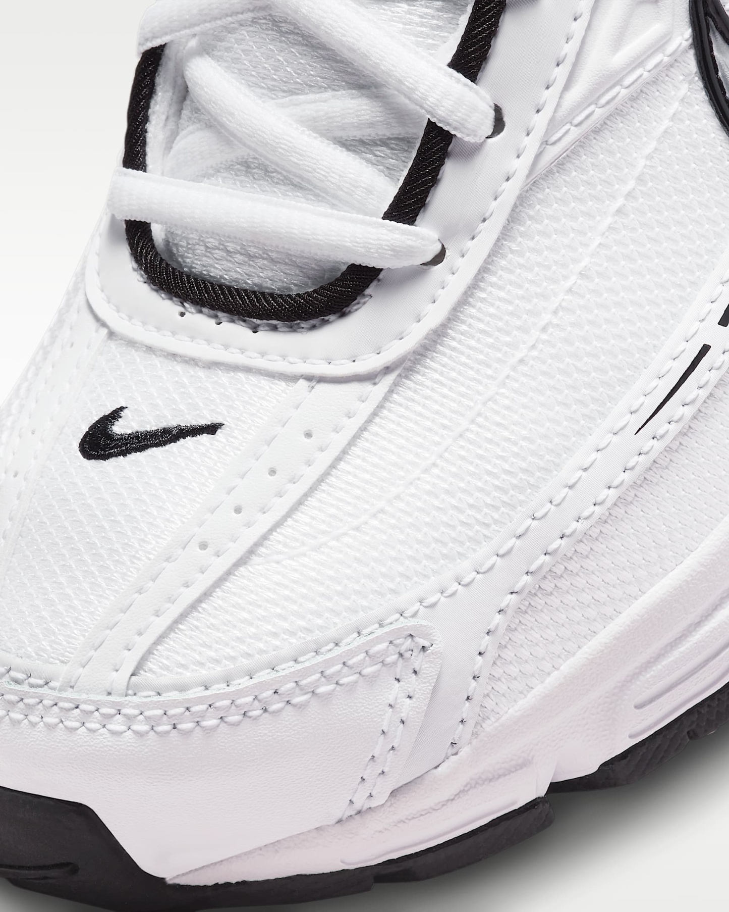 Nike Initiator Kadın Ayakkabısı - Beyaz/Beyaz/Siyah/Metallic Silver