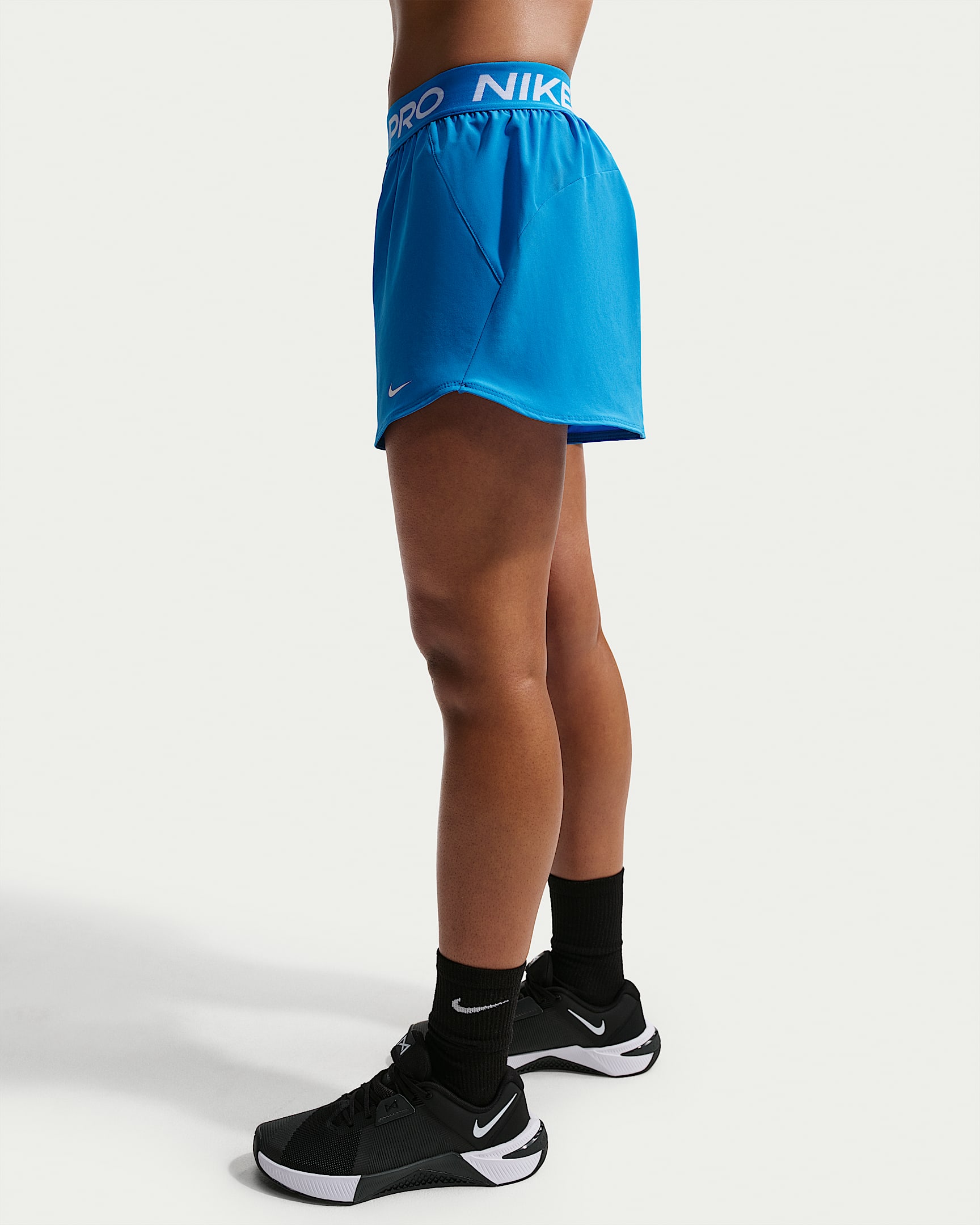 Nike Pro 2'si 1 Arada Kadın Şortu - Light Photo Blue/Beyaz
