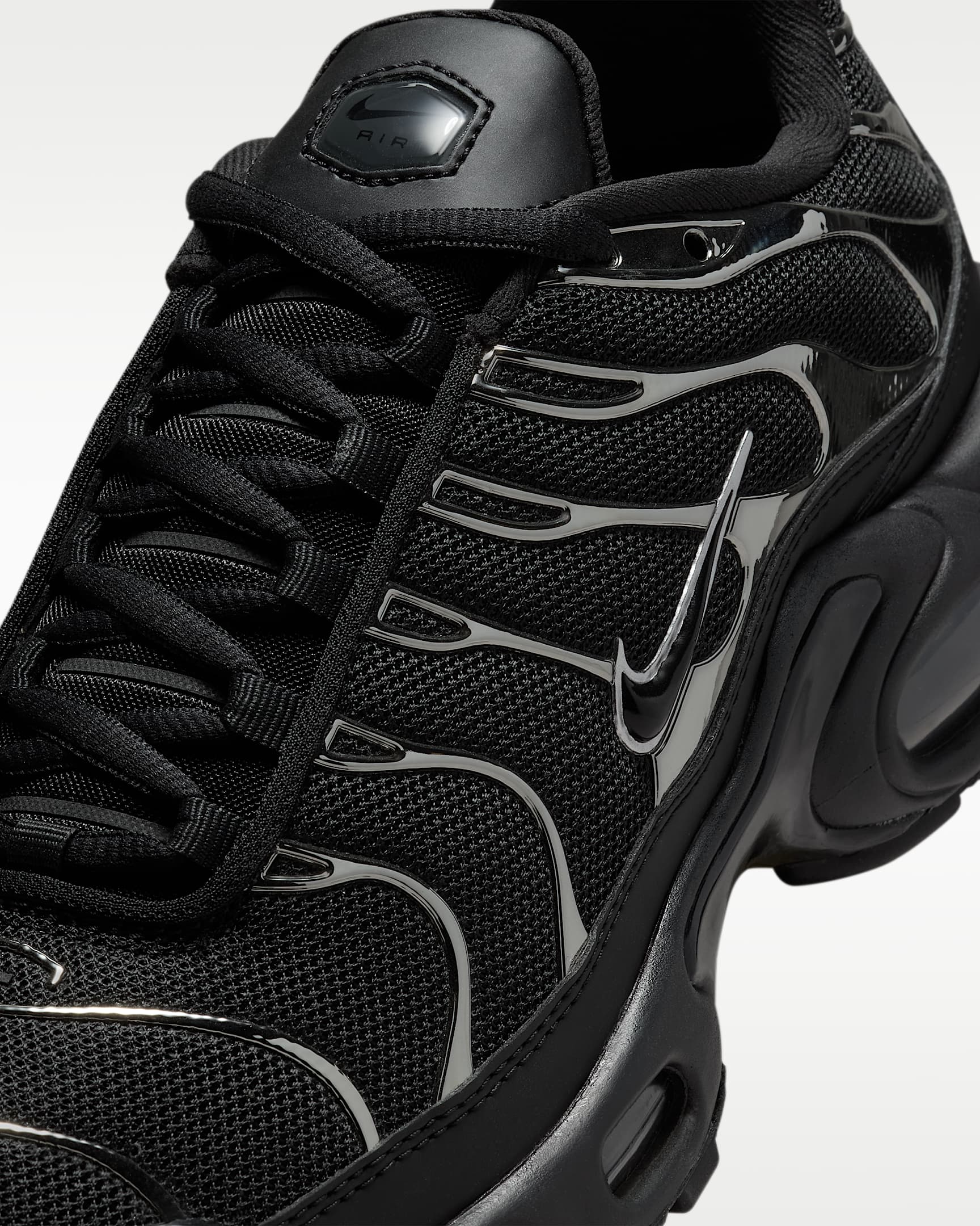 Nike Air Max Plus SE Kadın Ayakkabısı - Siyah/Metallic Silver/Laser Crimson/Off Noir