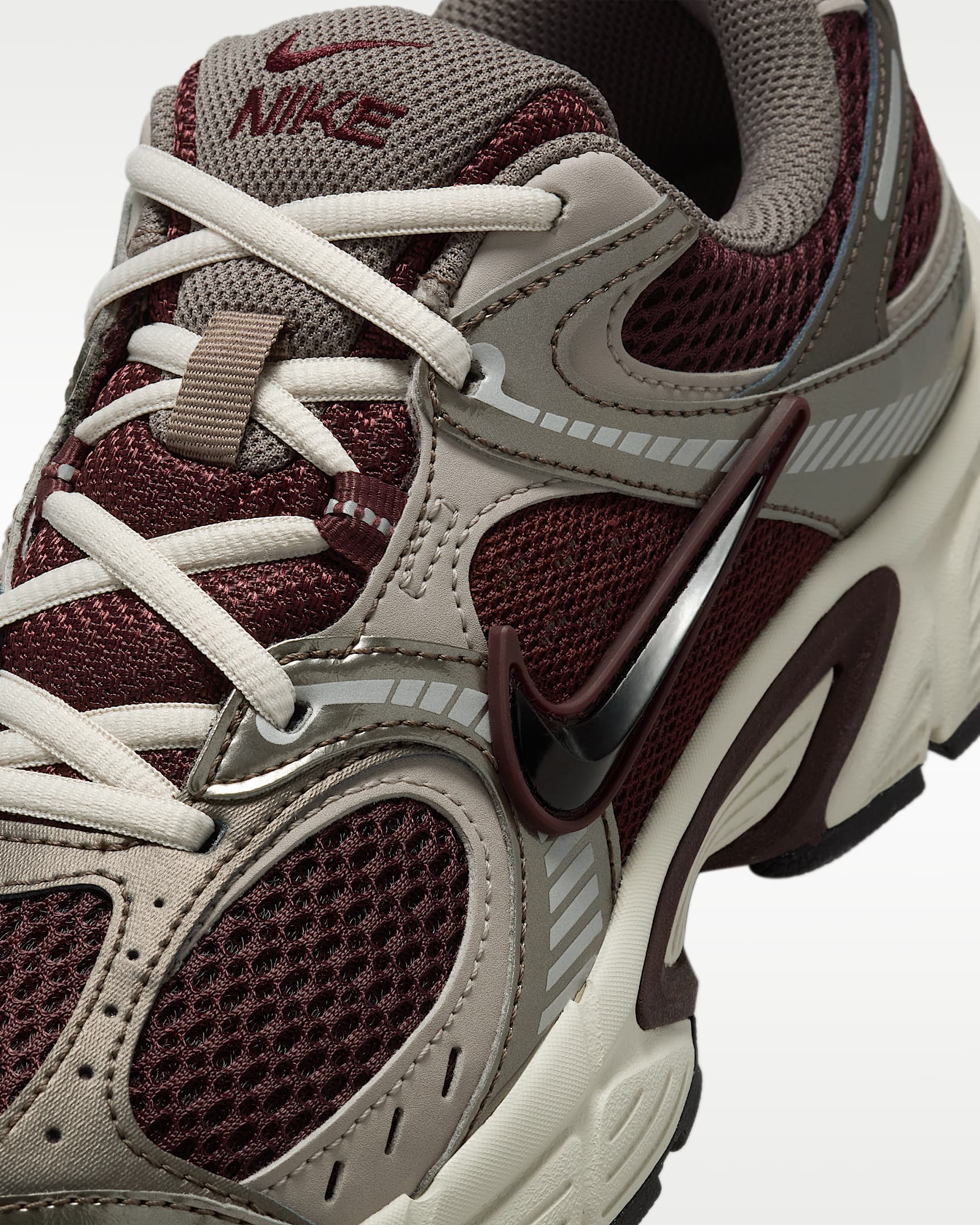 Nike V5 RNR Yansıtıcı Tasarım Vurgulu Kadın Ayakkabısı - Burgundy Crush/College Grey/Light Orewood Brown/Siyah
