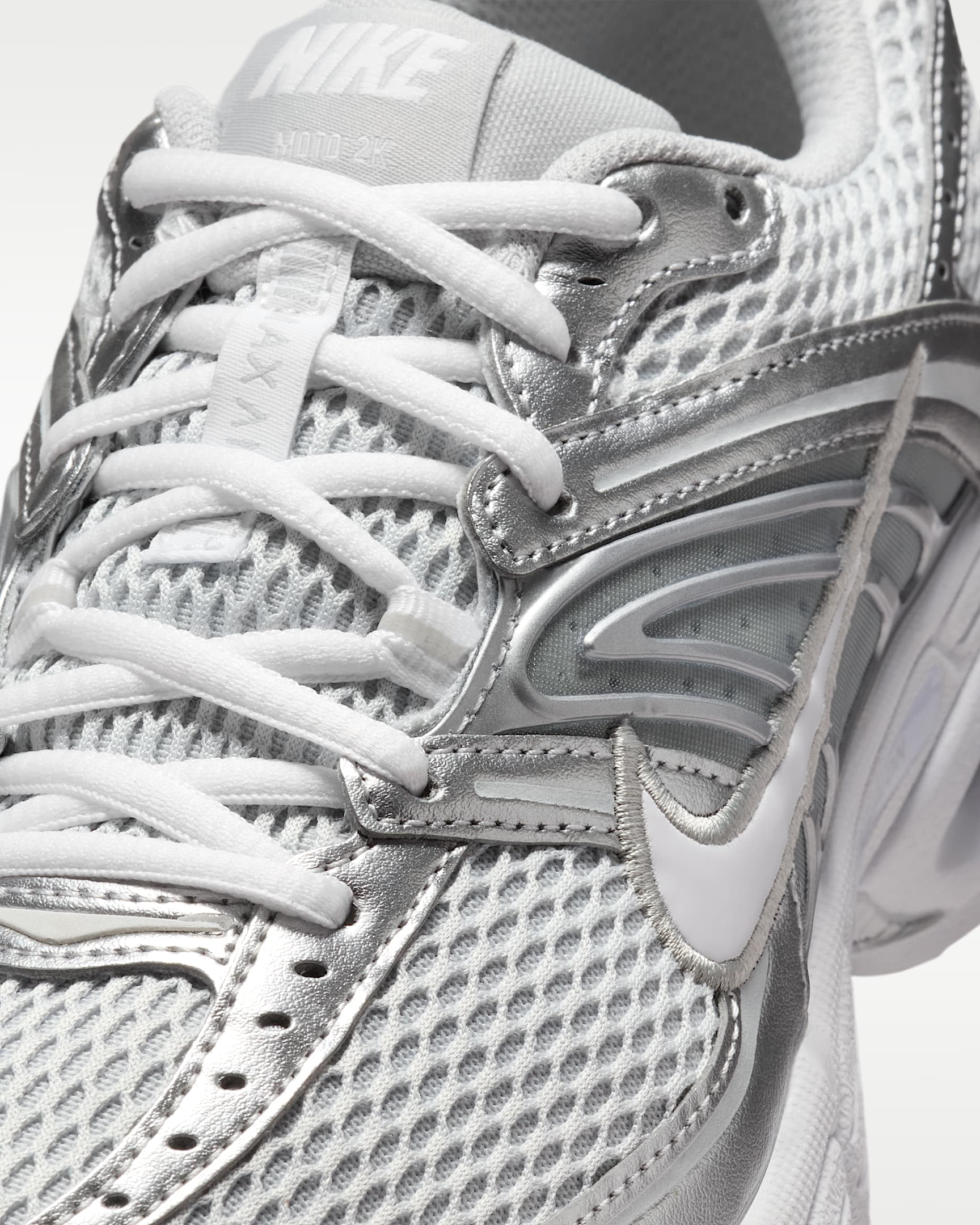 Yansıtıcı Vurgulara Sahip Nike Air Max Moto 2K Kadın Ayakkabısı - Grey Fog/Metallic Silver/Beyaz