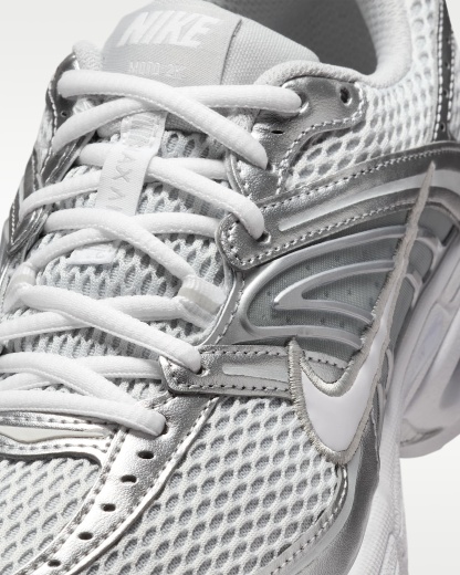 Yansıtıcı Vurgulara Sahip Nike Air Max Moto 2K Kadın Ayakkabısı - Grey Fog/Metallic Silver/Beyaz