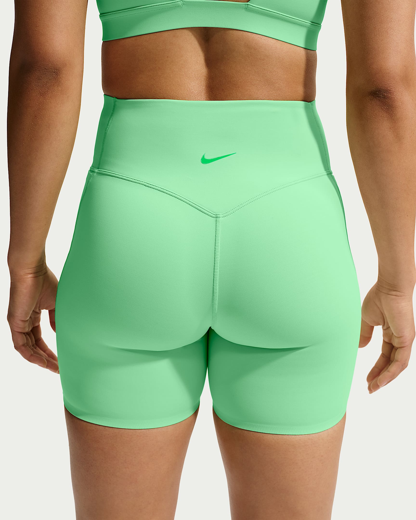 Nike Universa Yüksek Belli Ön Dikişsiz 13 cm Kadın Bisiklet Şortu - Illusion Green/Light Green Spark/Green Spark