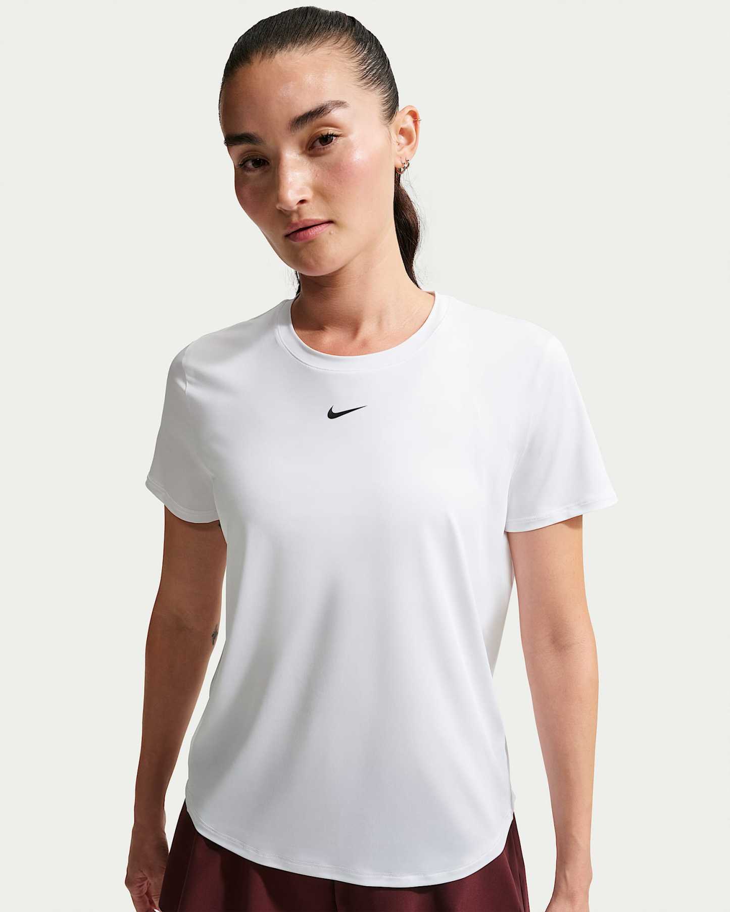 Nike One Classic Dri-FIT Kısa Kollu Kadın Üstü - Beyaz/Siyah