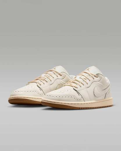 Air Jordan 1 Low SE Kadın Ayakkabısı - Chalk/Metallic Gold/Pearl White/Chalk