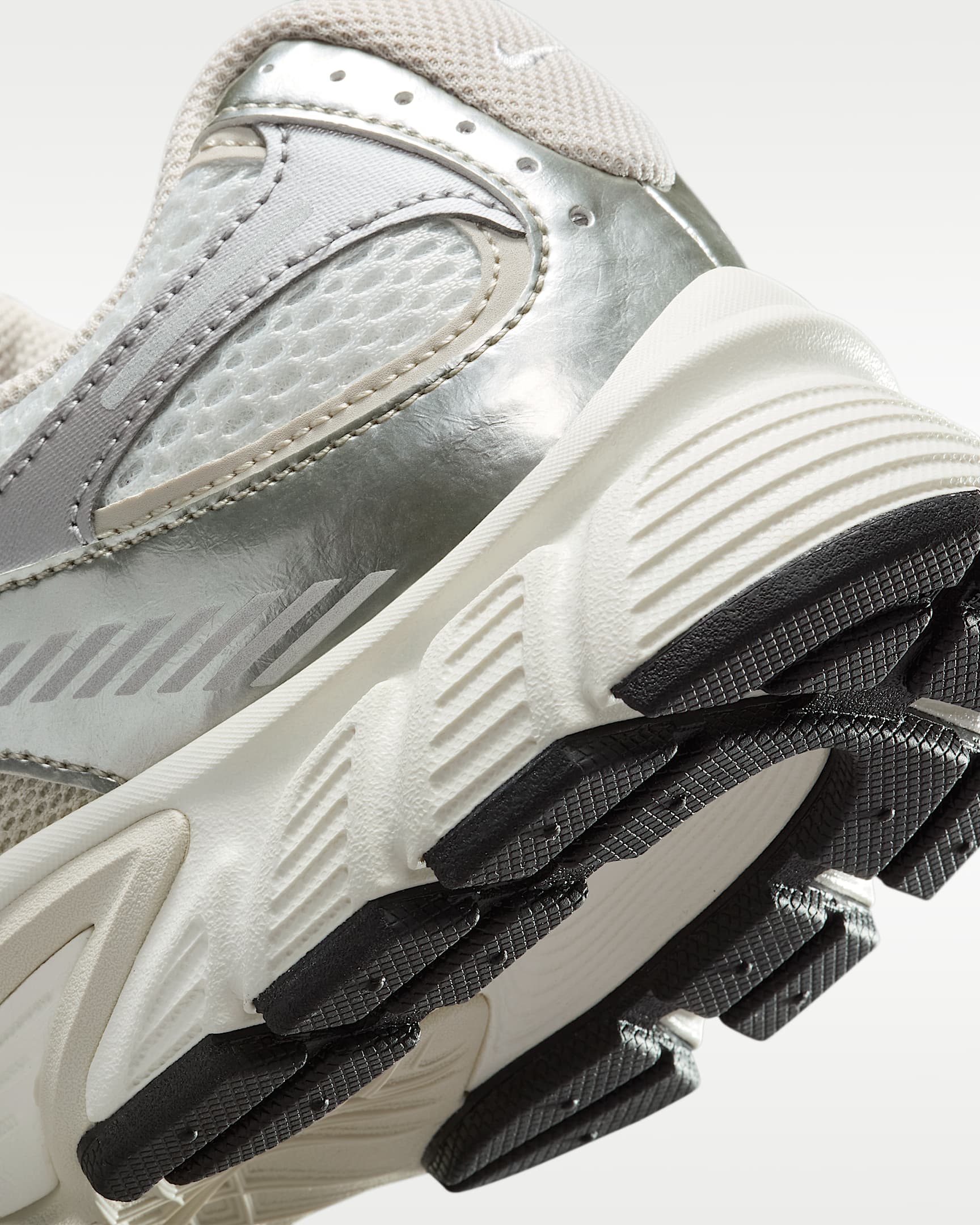 Nike V5 RNR Yansıtıcı Tasarım Vurgulu Kadın Ayakkabısı - Summit White/Sail/Siyah/Light Orewood Brown