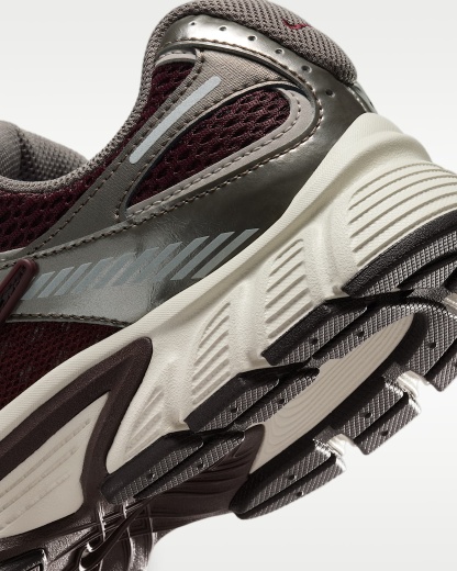 Nike V5 RNR Yansıtıcı Tasarım Vurgulu Kadın Ayakkabısı - Burgundy Crush/College Grey/Light Orewood Brown/Siyah