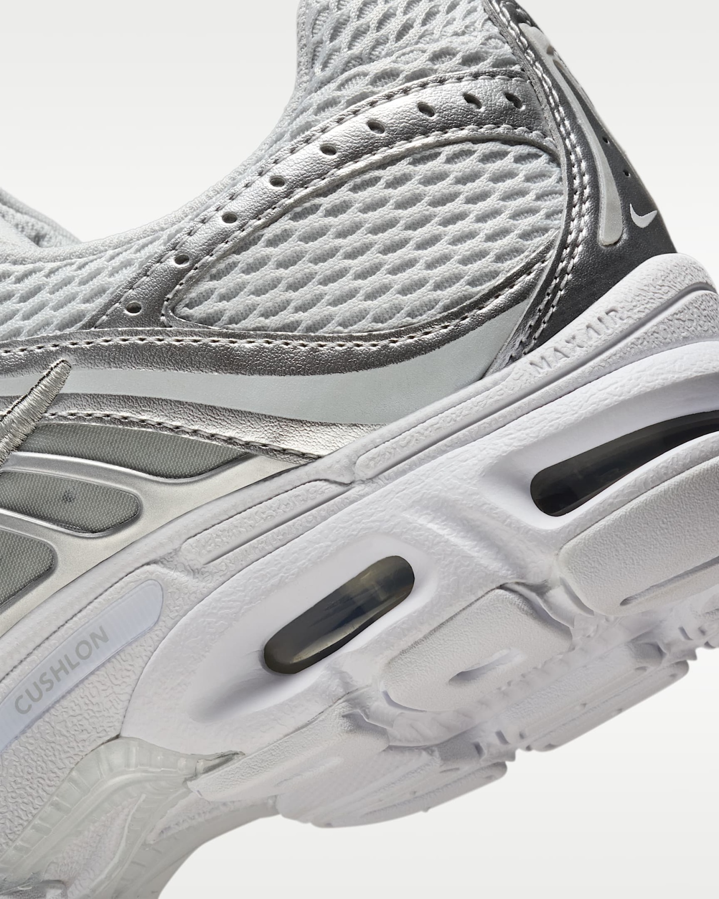 Yansıtıcı Vurgulara Sahip Nike Air Max Moto 2K Kadın Ayakkabısı - Grey Fog/Metallic Silver/Beyaz
