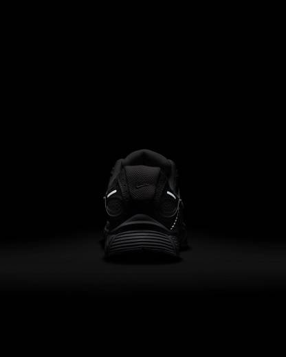 Nike V5 RNR Yansıtıcı Tasarım Vurgulu Kadın Ayakkabısı - Beyaz/Siyah/Metallic Silver/Beyaz