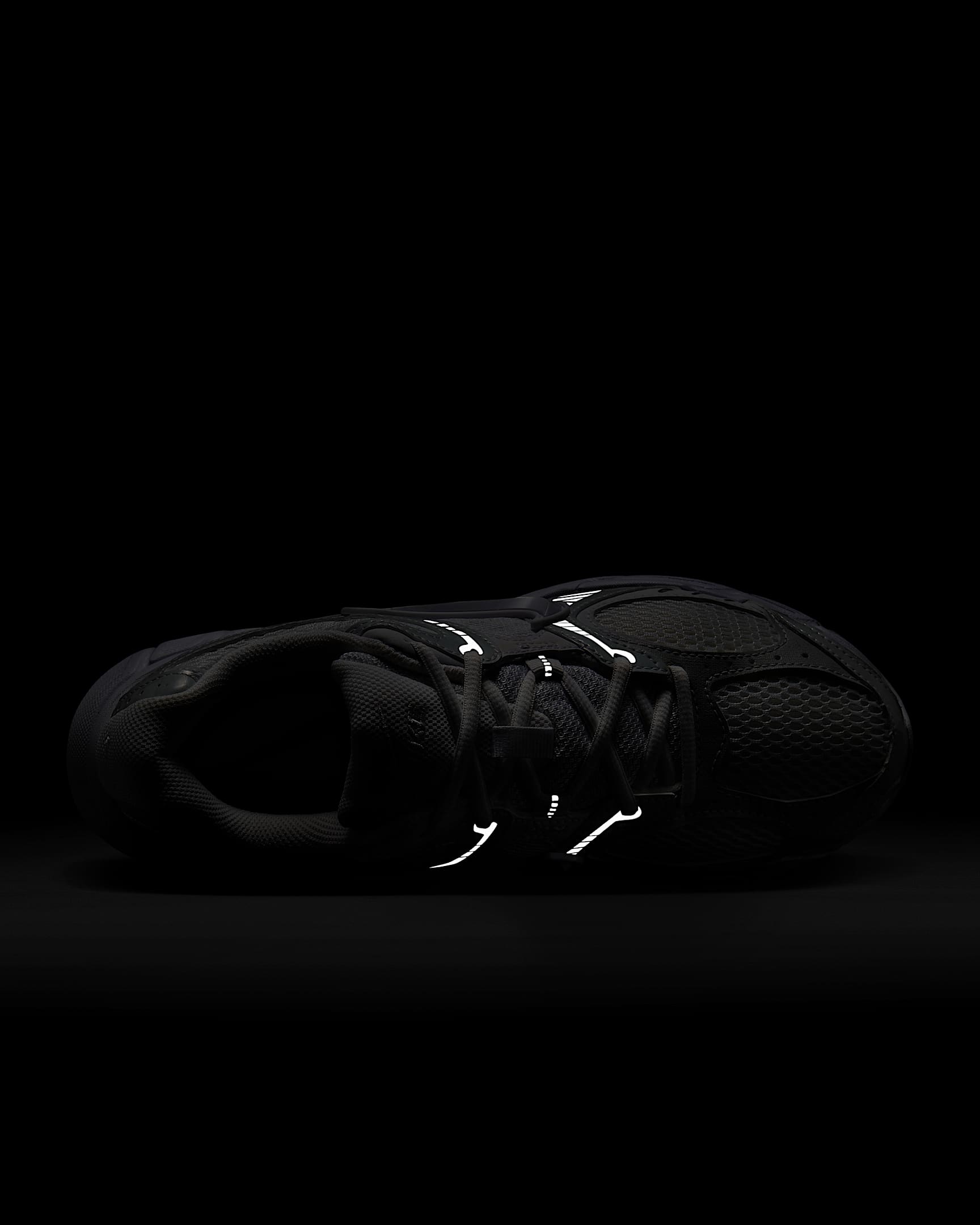 Nike V5 RNR Yansıtıcı Tasarım Vurgulu Kadın Ayakkabısı - Beyaz/Siyah/Metallic Silver/Beyaz