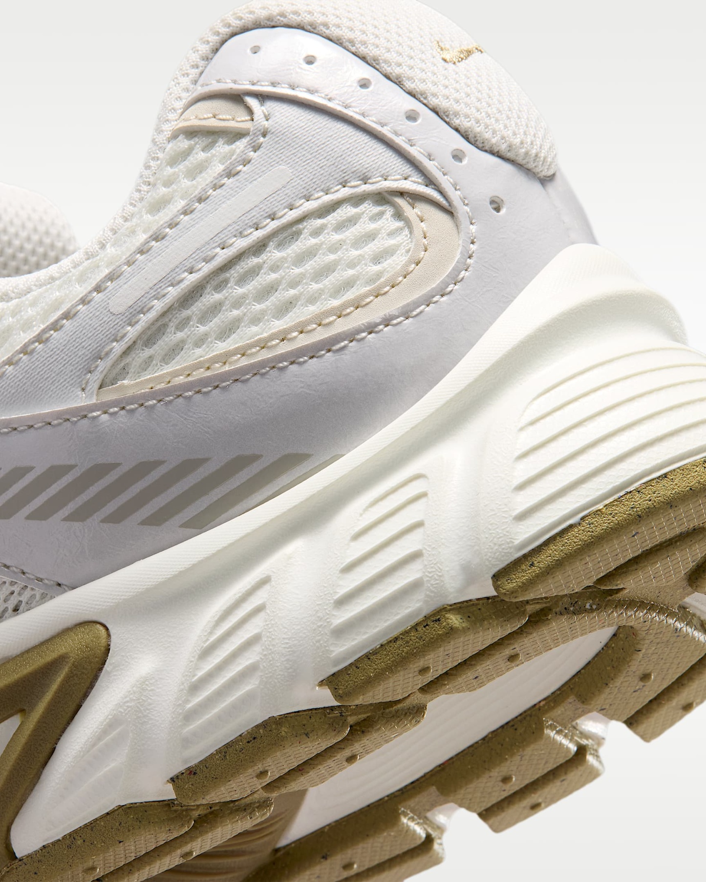 Nike V5 RNR Yansıtıcı Tasarım Vurgulu Kadın Ayakkabısı - Sail/Parachute Beige/Light Orewood Brown/Sail