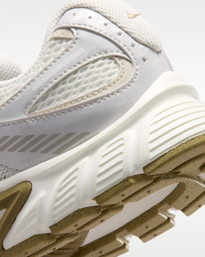 Nike V5 RNR Yansıtıcı Tasarım Vurgulu Kadın Ayakkabısı - Sail/Parachute Beige/Light Orewood Brown/Sail