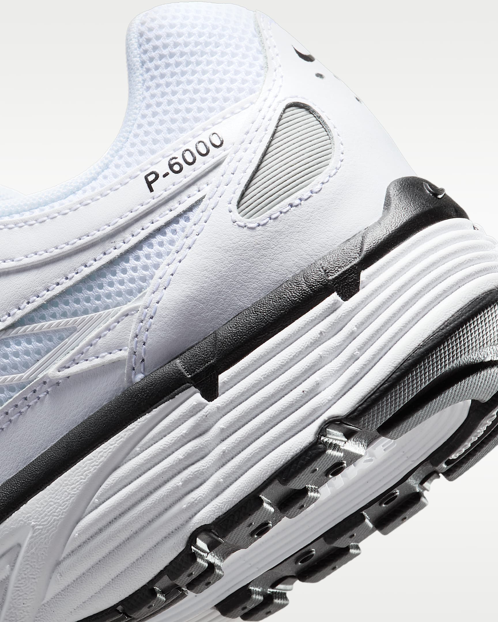 Nike P-6000 Ayakkabı - Beyaz/Metallic Silver/Siyah/Siyah