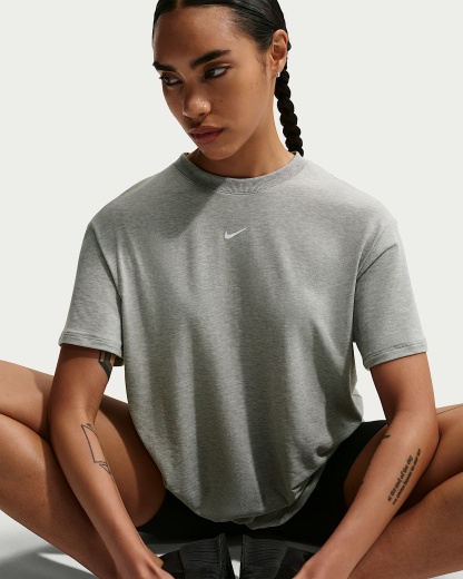 Nike One Relaxed Dri-FIT Kısa Kollu Kadın Üstü - Smoke Grey/Heather/Beyaz