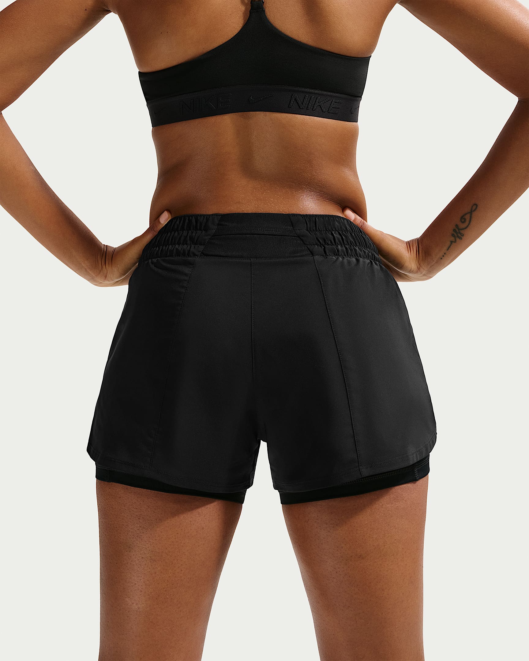 Nike One Dri-FIT Normal Belli 8 cm 2'si 1 Arada Kadın Şortu - Siyah/Beyaz