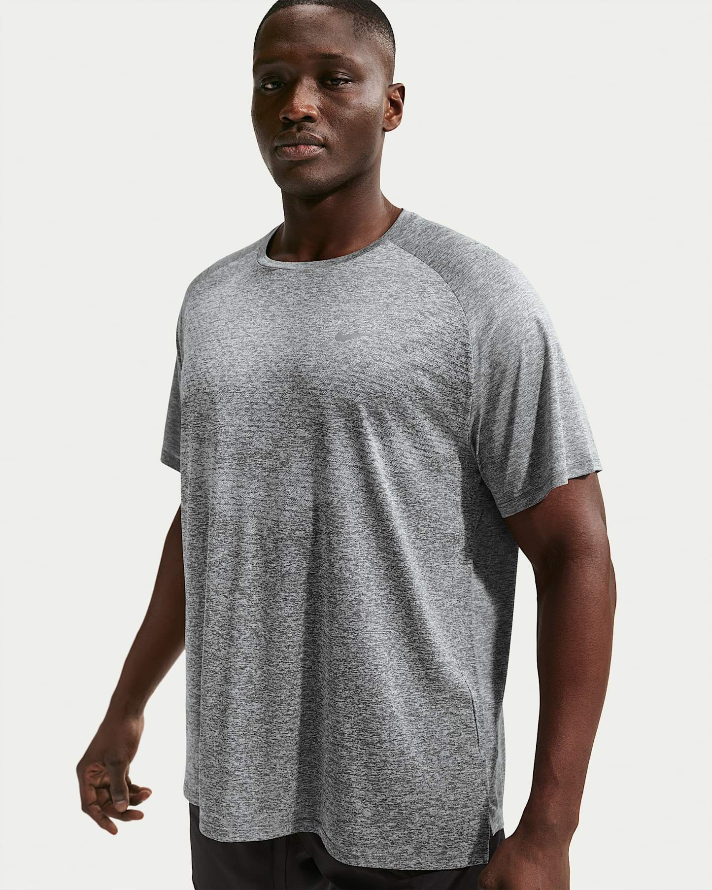 Nike Stride Dri-FIT ADV Kısa Kollu Erkek Koşu Üstü - Smoke Grey/Heather