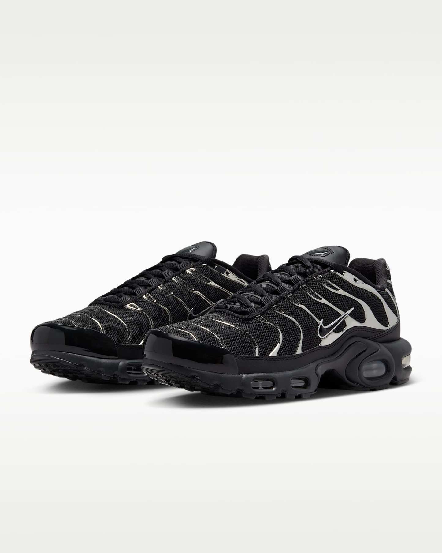 Nike Air Max Plus SE Kadın Ayakkabısı - Siyah/Metallic Silver/Laser Crimson/Off Noir