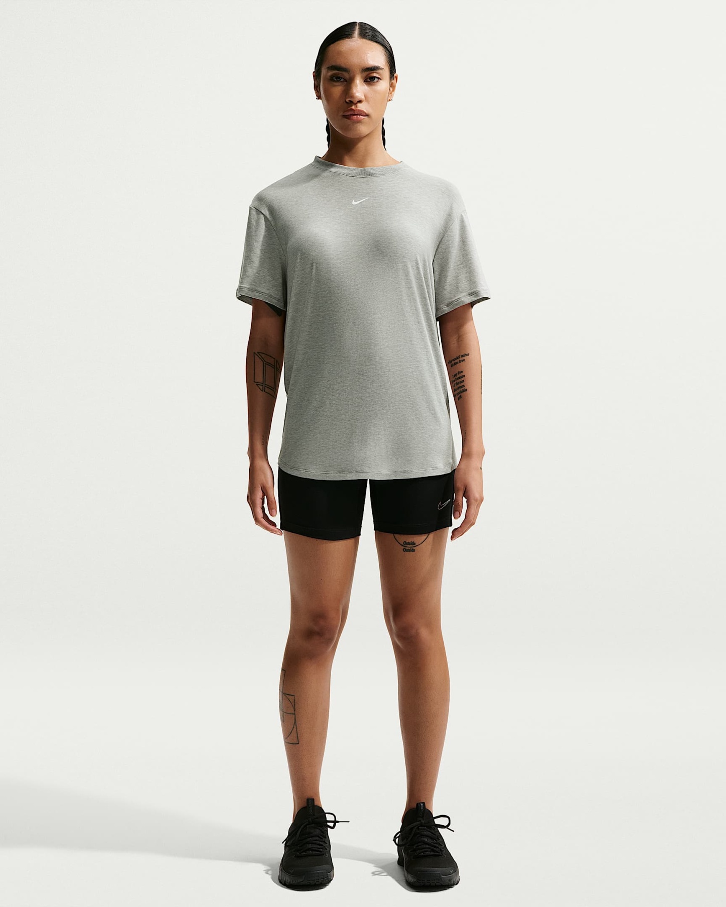 Nike One Relaxed Dri-FIT Kısa Kollu Kadın Üstü - Smoke Grey/Heather/Beyaz