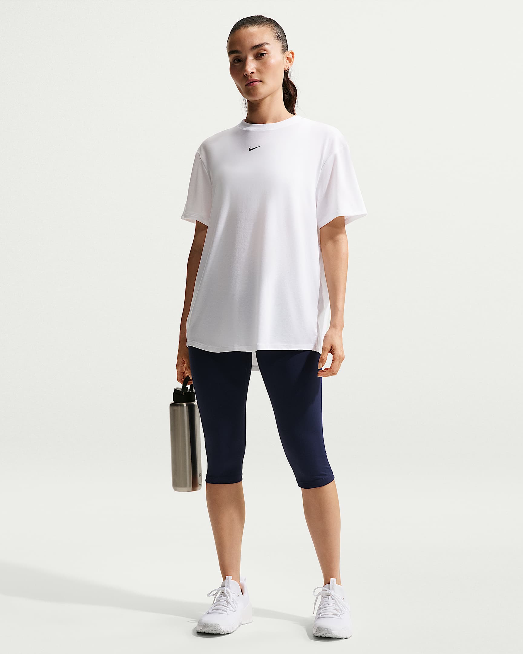 Nike One Relaxed Dri-FIT Kısa Kollu Kadın Üstü - Beyaz/Siyah
