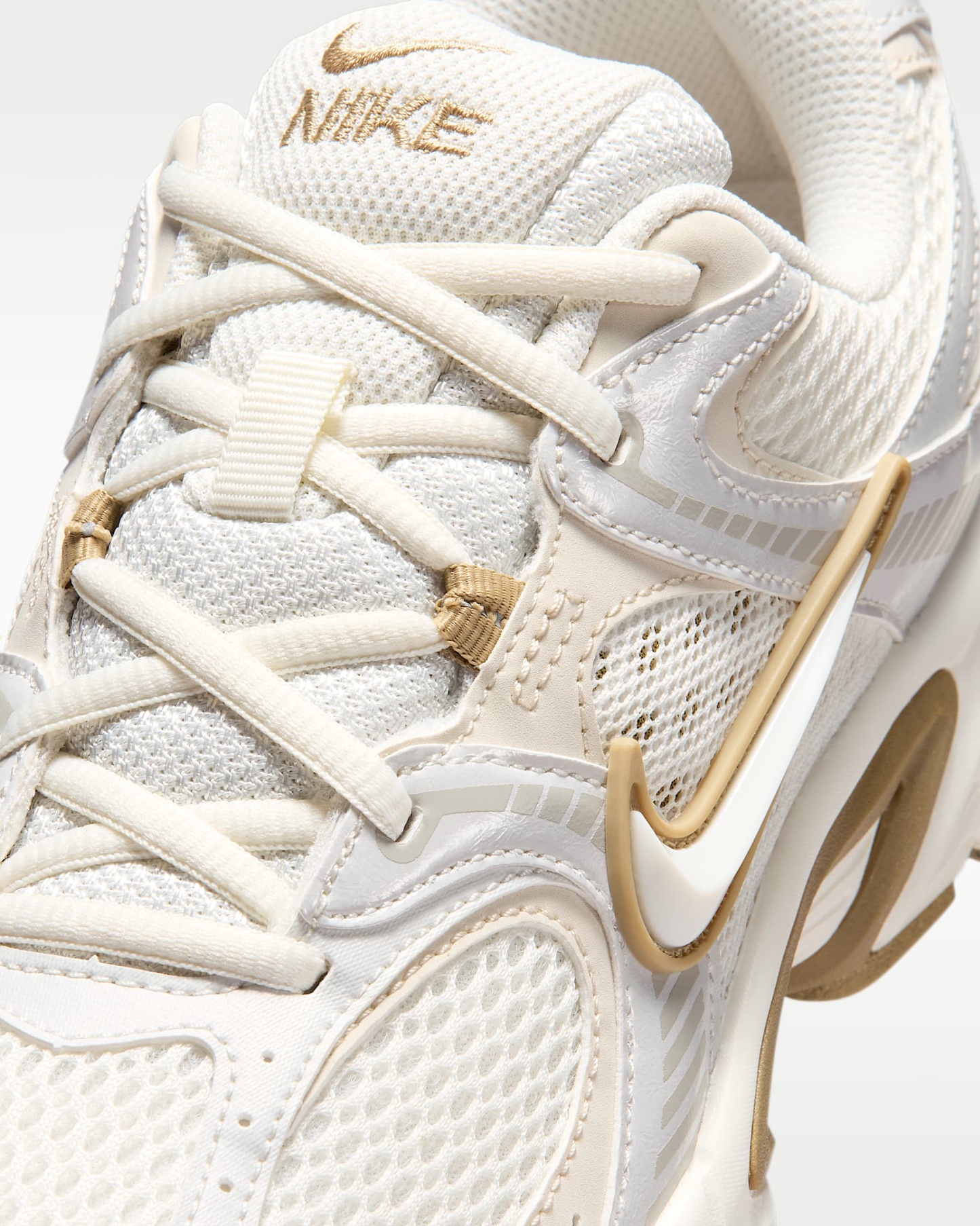 Nike V5 RNR Yansıtıcı Tasarım Vurgulu Kadın Ayakkabısı - Sail/Parachute Beige/Light Orewood Brown/Sail