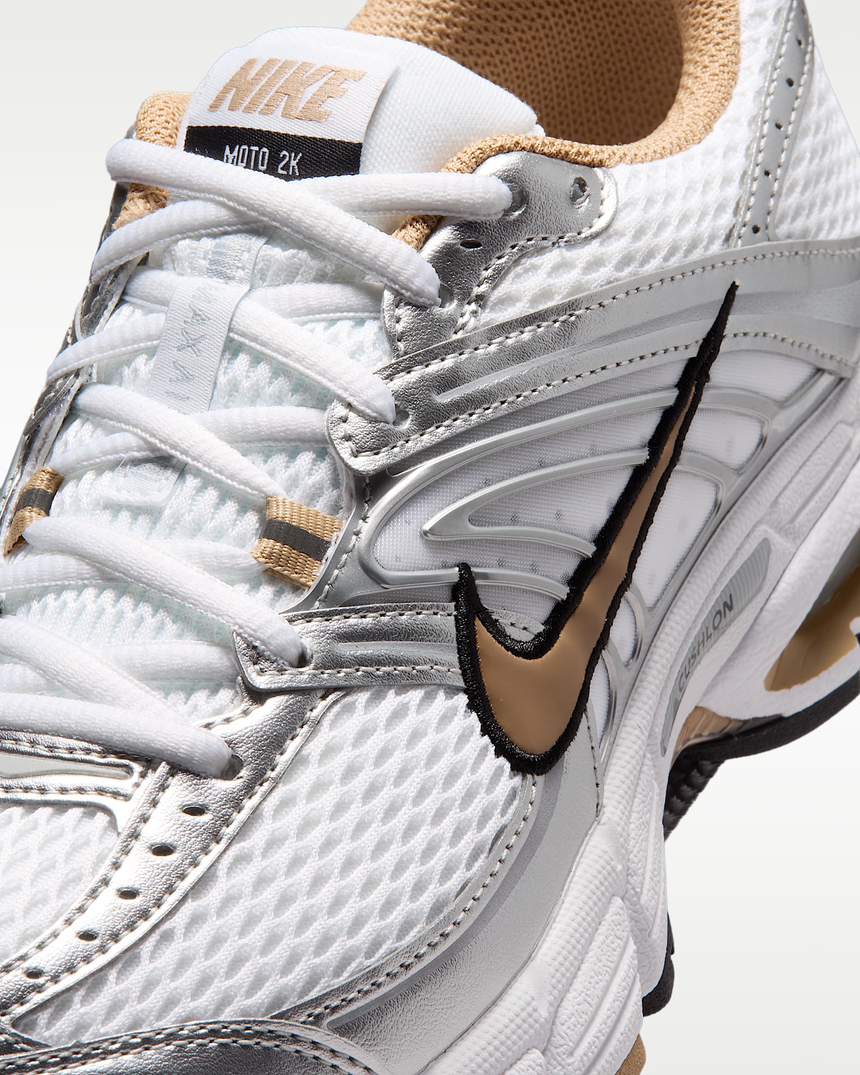 Yansıtıcı Vurgulara Sahip Nike Air Max Moto 2K Kadın Ayakkabısı - Beyaz/Metallic Silver/Siyah/British Khaki