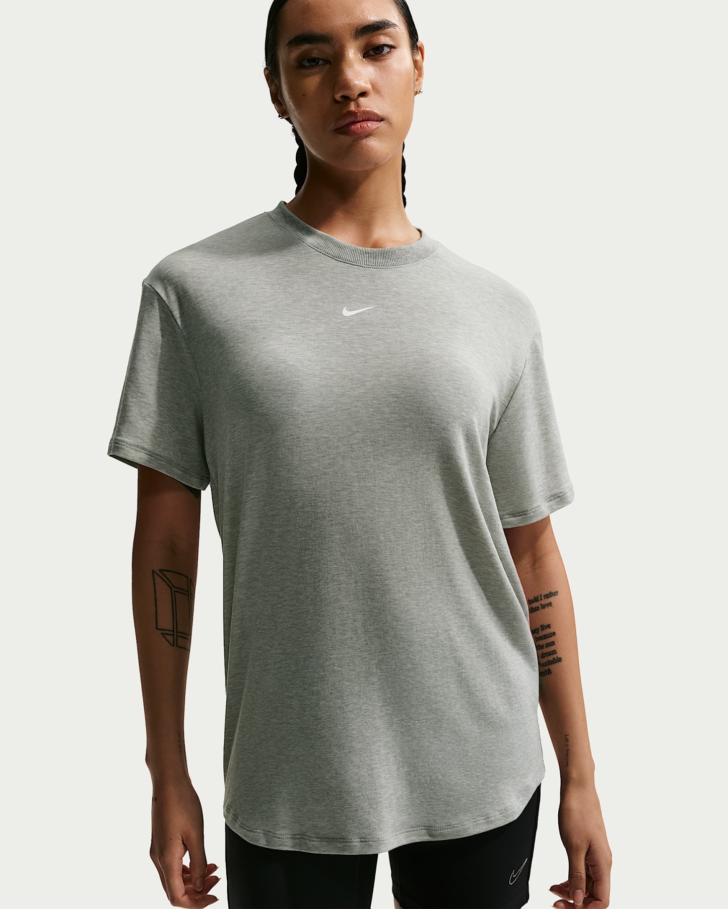 Nike One Relaxed Dri-FIT Kısa Kollu Kadın Üstü - Smoke Grey/Heather/Beyaz
