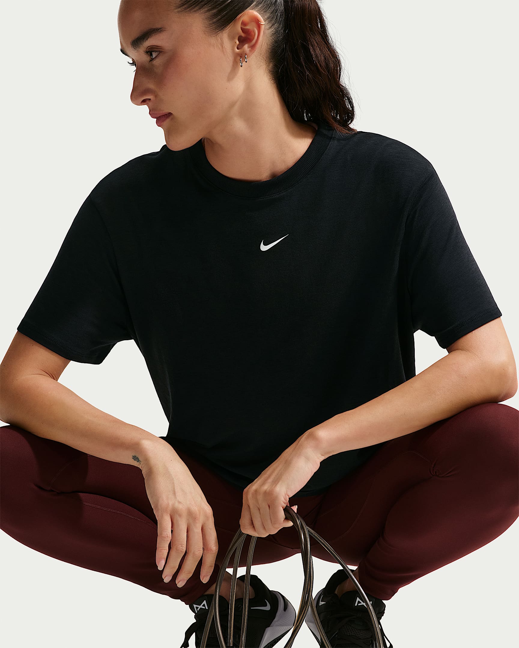 Nike One Relaxed Dri-FIT Kısa Kollu Kadın Üstü - Siyah/Beyaz