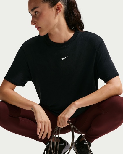 Nike One Relaxed Dri-FIT Kısa Kollu Kadın Üstü - Siyah/Beyaz