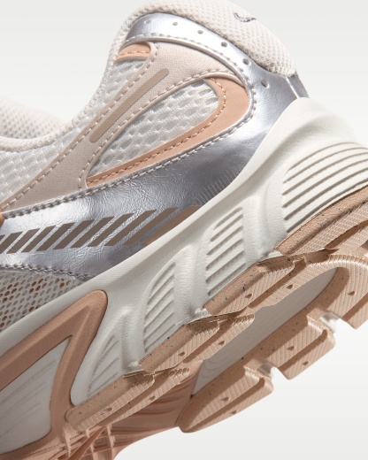 Nike V5 RNR Yansıtıcı Tasarım Vurgulu Kadın Ayakkabısı - Phantom/Chalk/Shimmer/Phantom