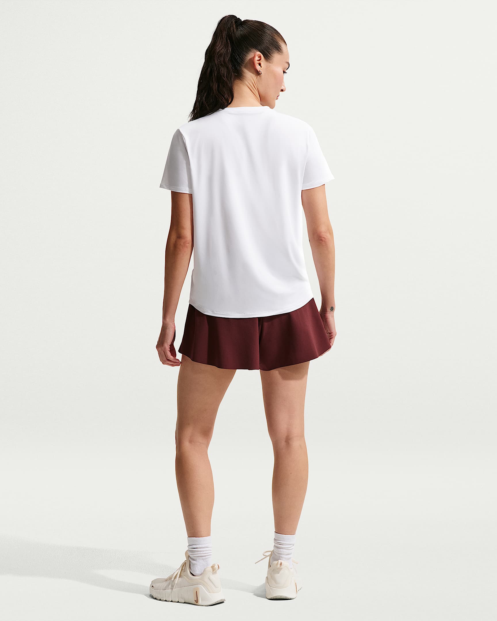 Nike One Classic Dri-FIT Kısa Kollu Kadın Üstü - Beyaz/Siyah