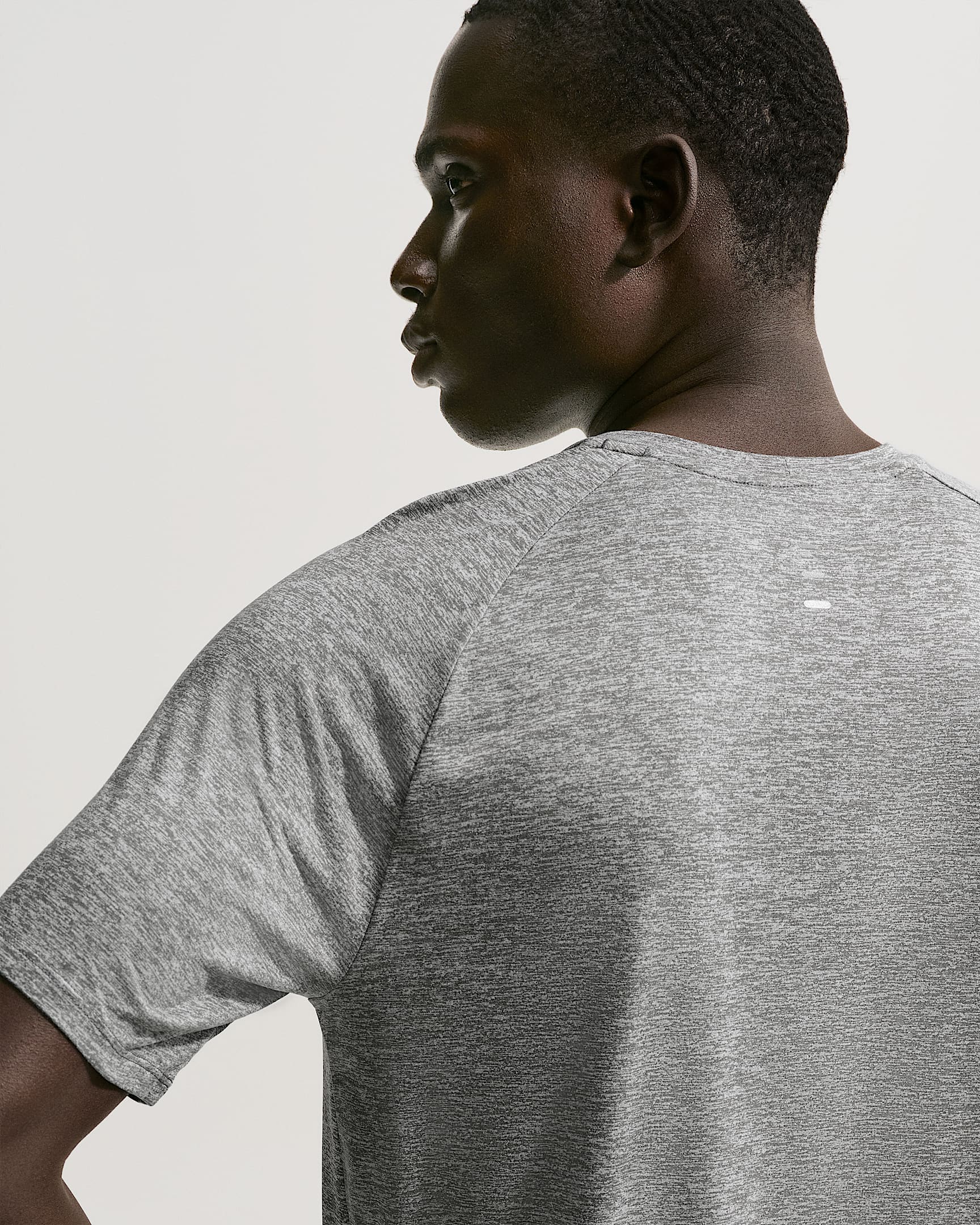 Nike Stride Dri-FIT ADV Kısa Kollu Erkek Koşu Üstü - Smoke Grey/Heather