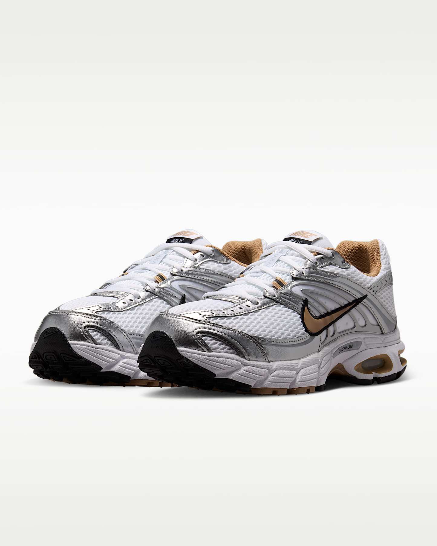Yansıtıcı Vurgulara Sahip Nike Air Max Moto 2K Kadın Ayakkabısı - Beyaz/Metallic Silver/Siyah/British Khaki