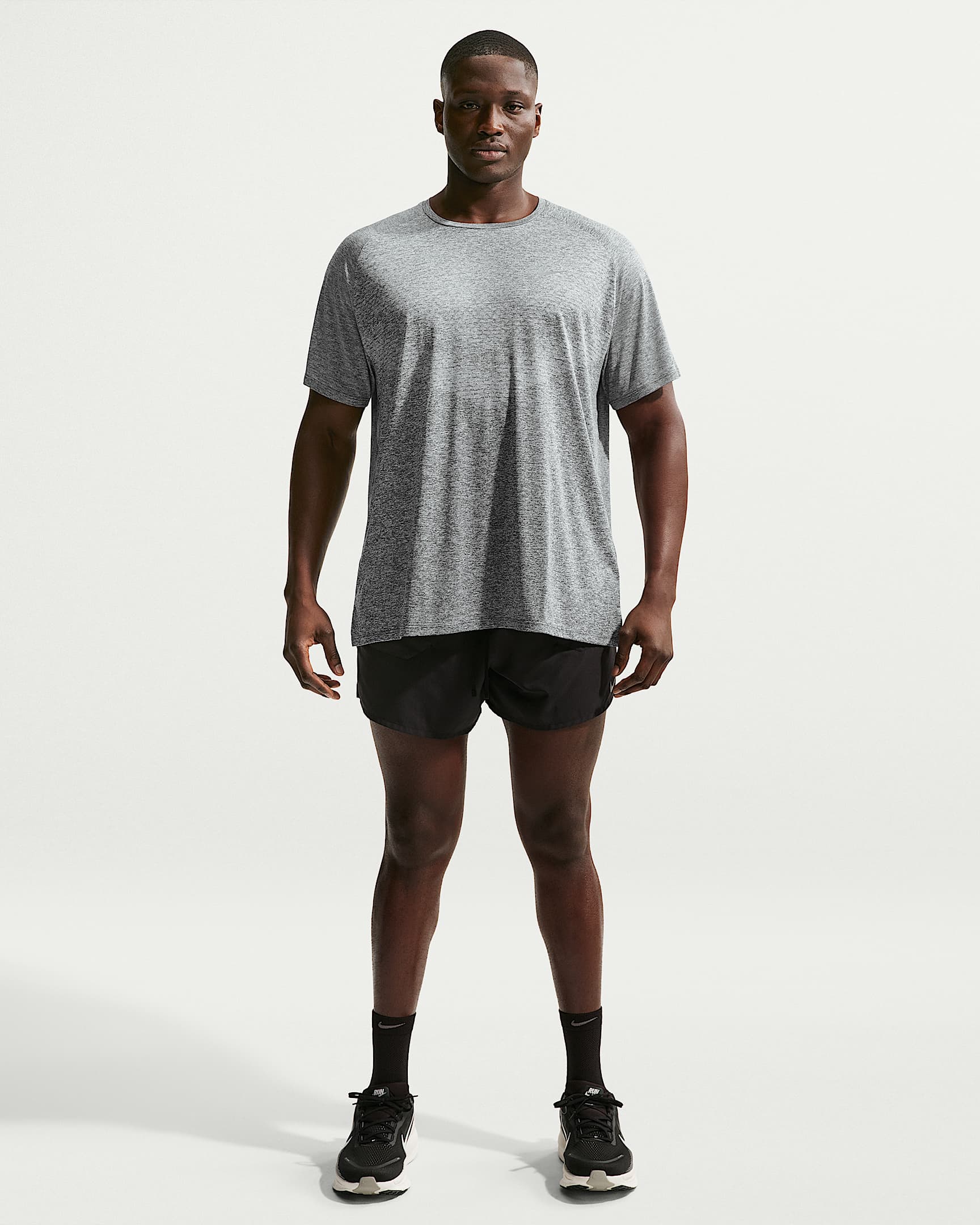 Nike Stride Dri-FIT ADV Kısa Kollu Erkek Koşu Üstü - Smoke Grey/Heather