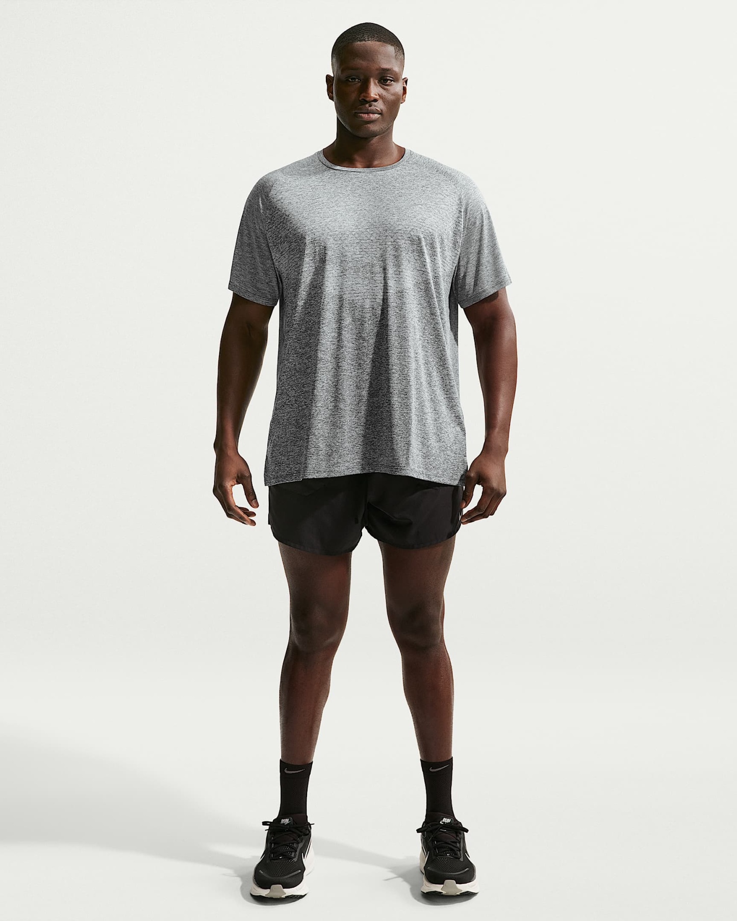 Nike Stride Dri-FIT ADV Kısa Kollu Erkek Koşu Üstü - Smoke Grey/Heather