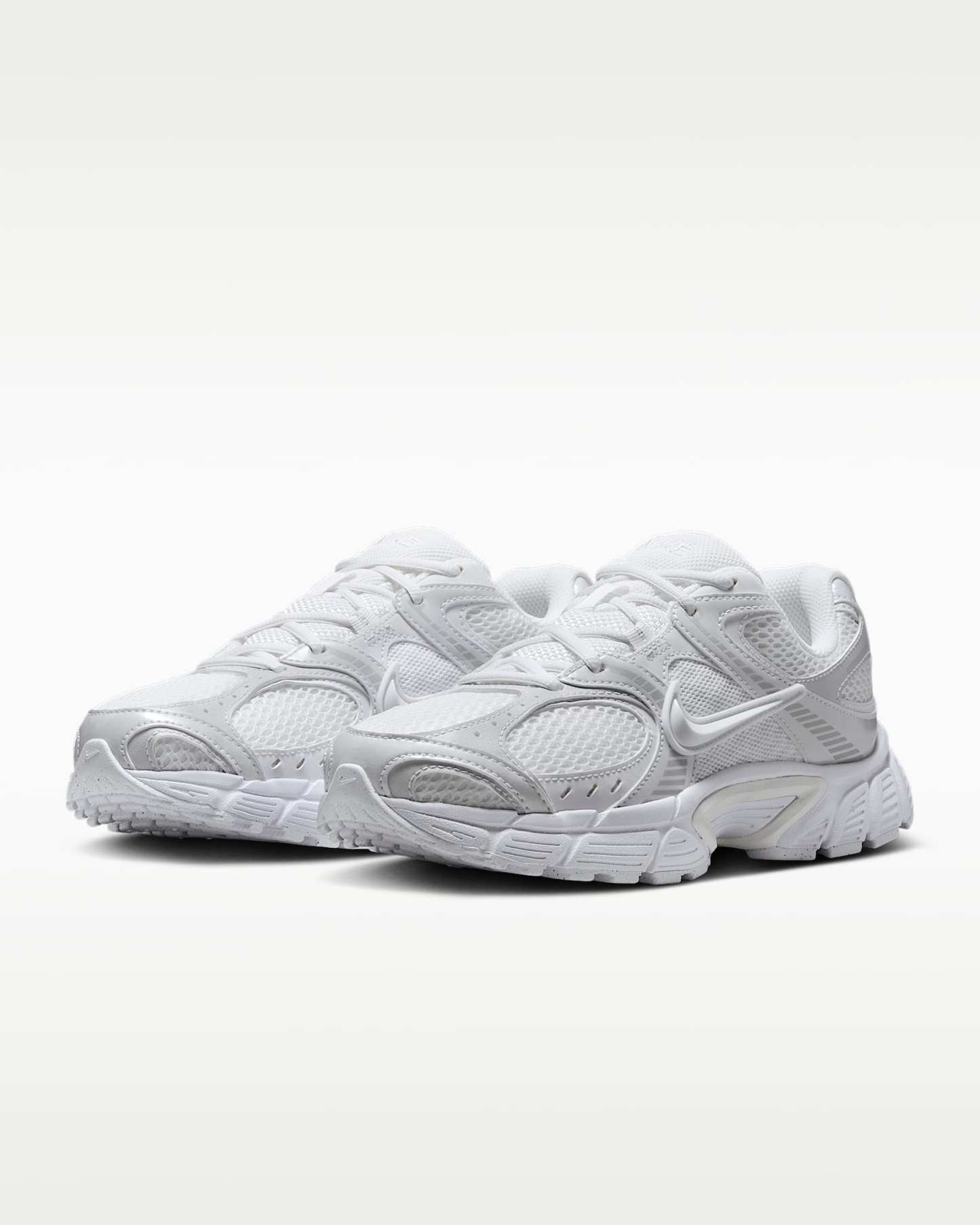 Nike V5 RNR Yansıtıcı Tasarım Vurgulu Kadın Ayakkabısı - Beyaz/Siyah/Metallic Silver/Beyaz