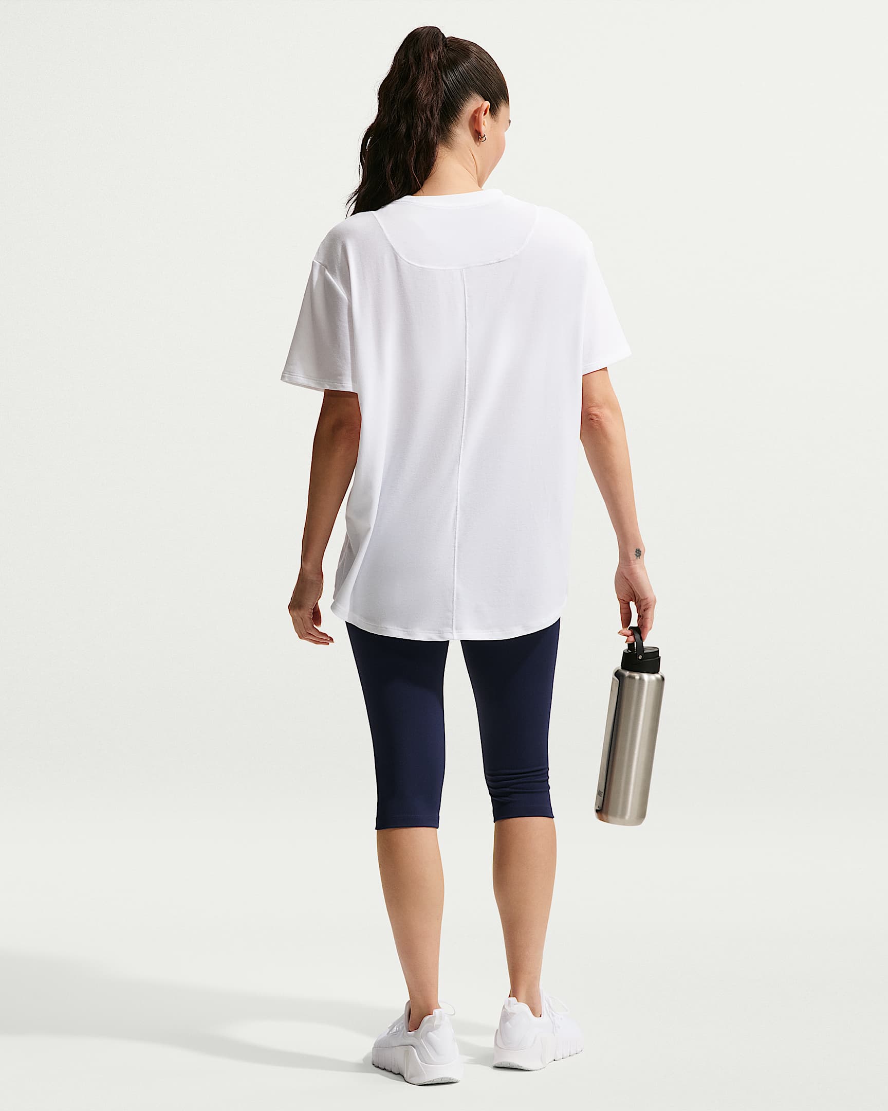 Nike One Relaxed Dri-FIT Kısa Kollu Kadın Üstü - Beyaz/Siyah