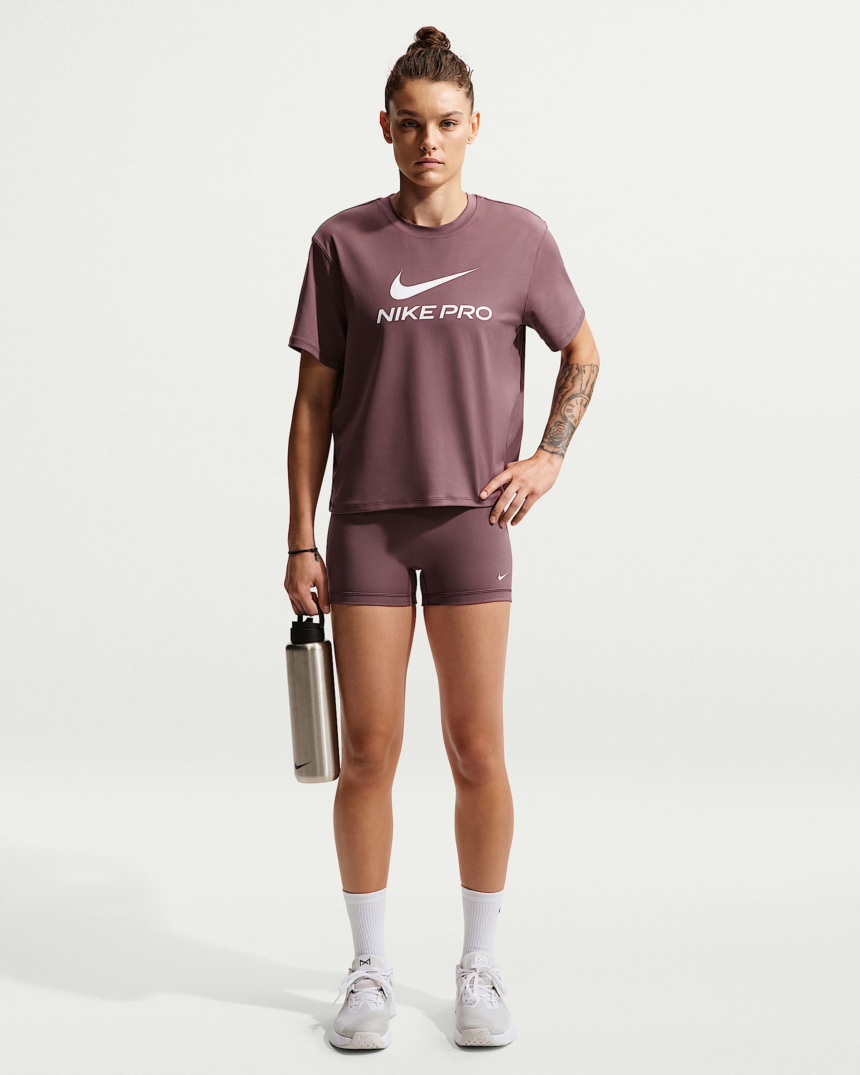 Nike Pro Normal Belli 8 cm Kadın Bisiklet Şortu - Tattoo/Beyaz