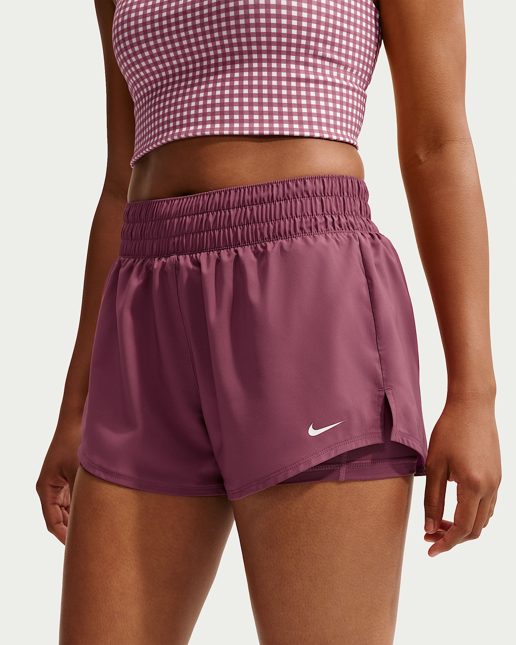 Nike One Dri-FIT Normal Belli 8 cm 2'si 1 Arada Kadın Şortu - Pink Smoke/Beyaz