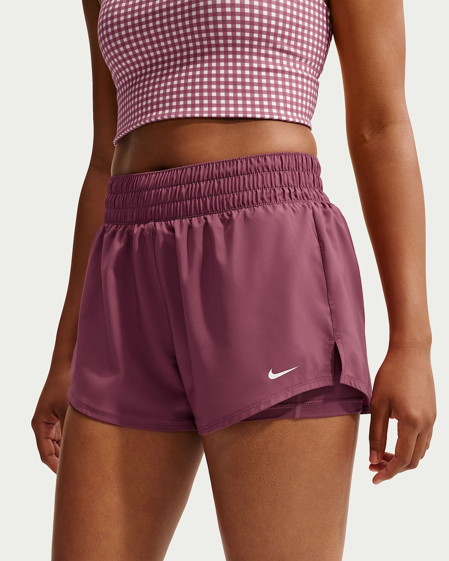 Nike One Dri-FIT Normal Belli 8 cm 2'si 1 Arada Kadın Şortu - Pink Smoke/Beyaz