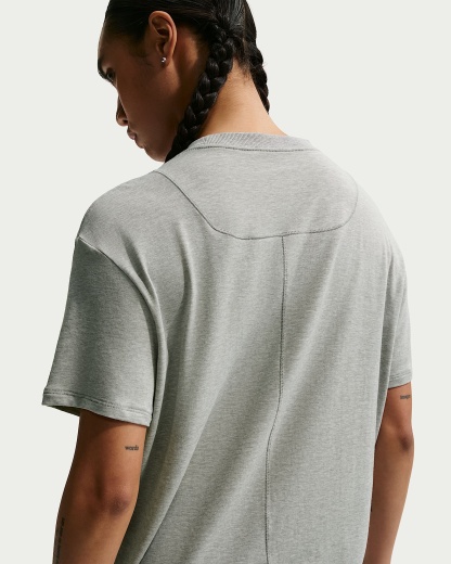 Nike One Relaxed Dri-FIT Kısa Kollu Kadın Üstü - Smoke Grey/Heather/Beyaz