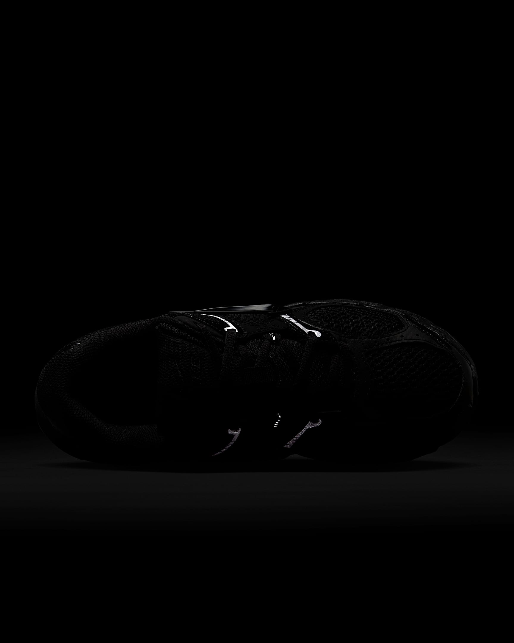 Nike V5 RNR Yansıtıcı Tasarım Vurgulu Kadın Ayakkabısı - Siyah/Anthracite/Siyah