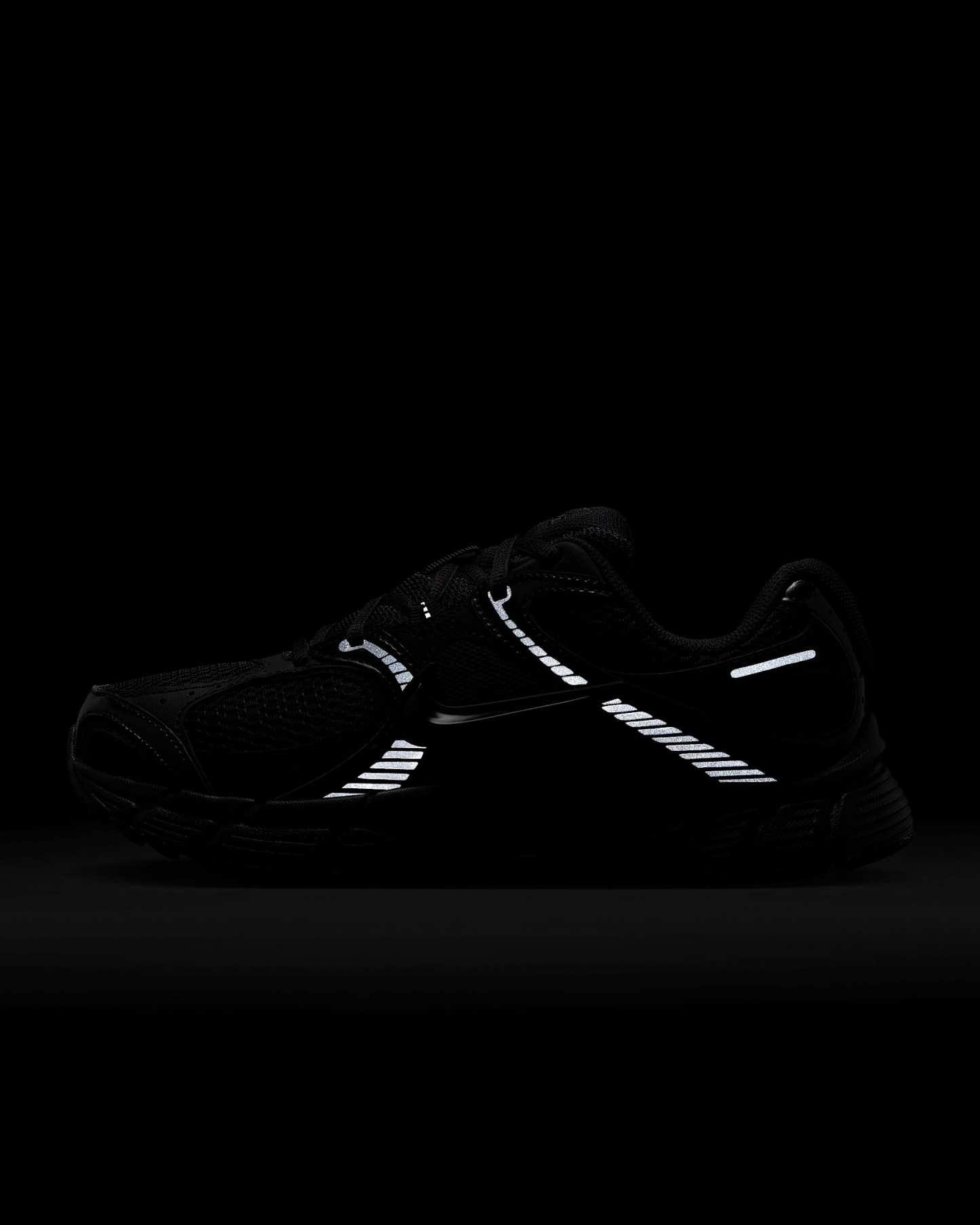 Nike V5 RNR Yansıtıcı Tasarım Vurgulu Kadın Ayakkabısı - Siyah/Anthracite/Siyah