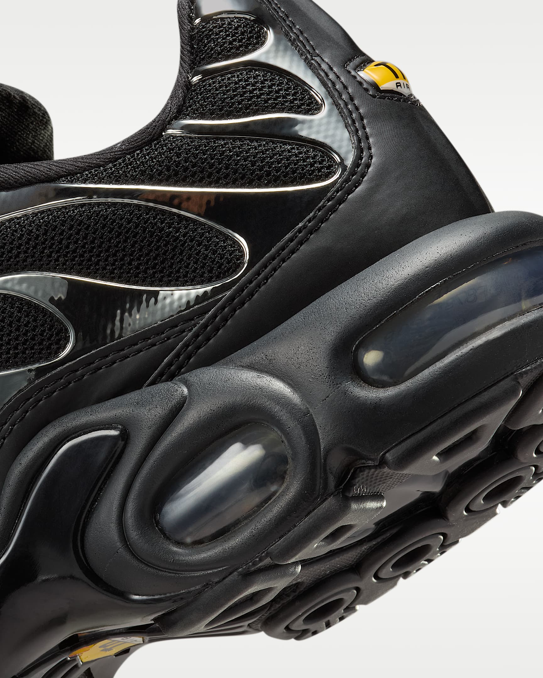 Nike Air Max Plus SE Kadın Ayakkabısı - Siyah/Metallic Silver/Laser Crimson/Off Noir