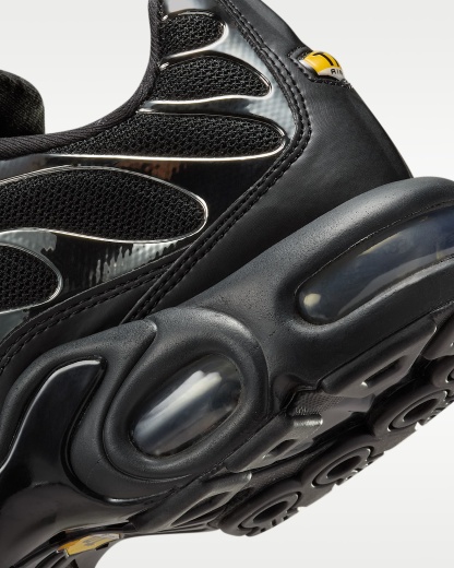 Nike Air Max Plus SE Kadın Ayakkabısı - Siyah/Metallic Silver/Laser Crimson/Off Noir