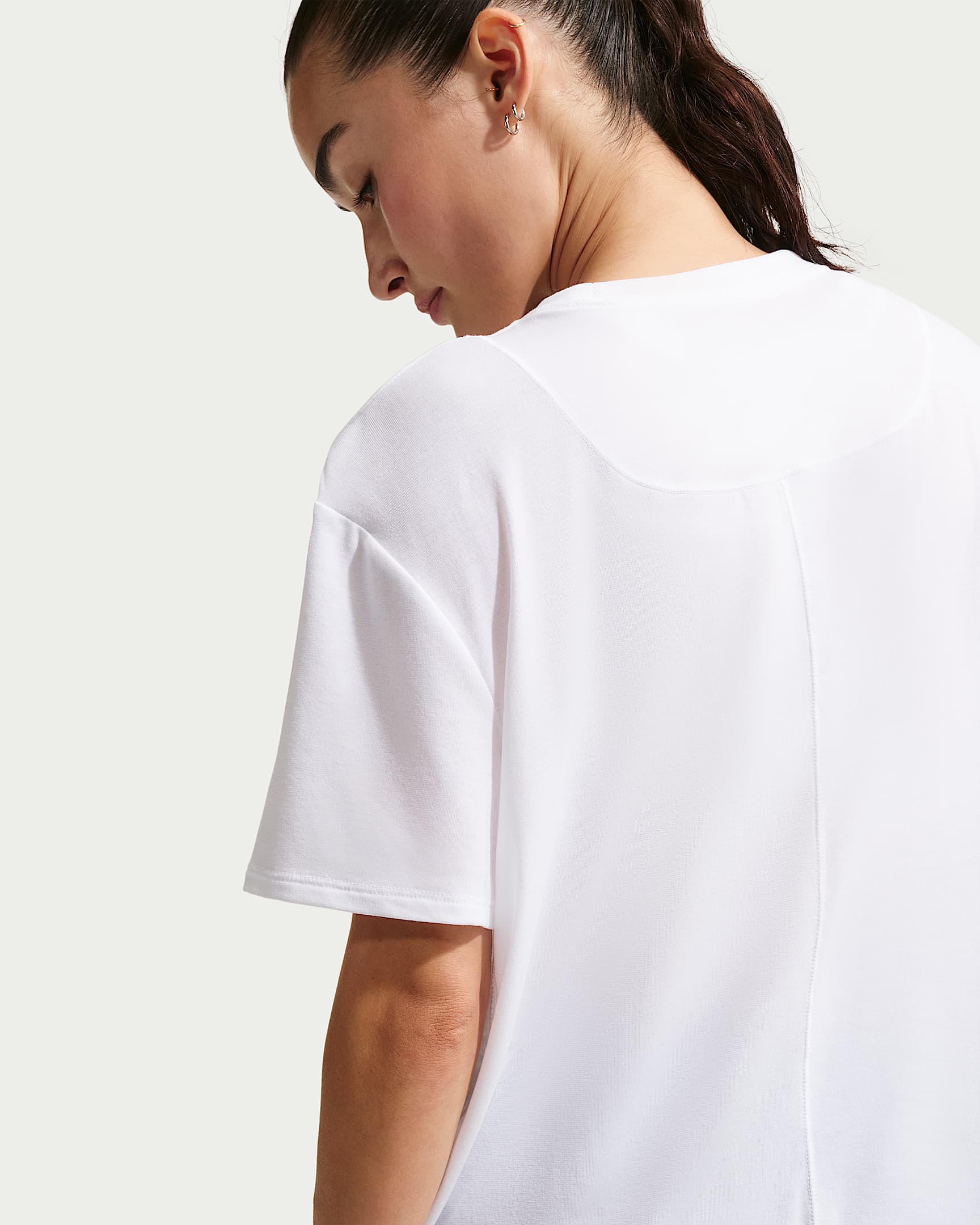 Nike One Relaxed Dri-FIT Kısa Kollu Kadın Üstü - Beyaz/Siyah