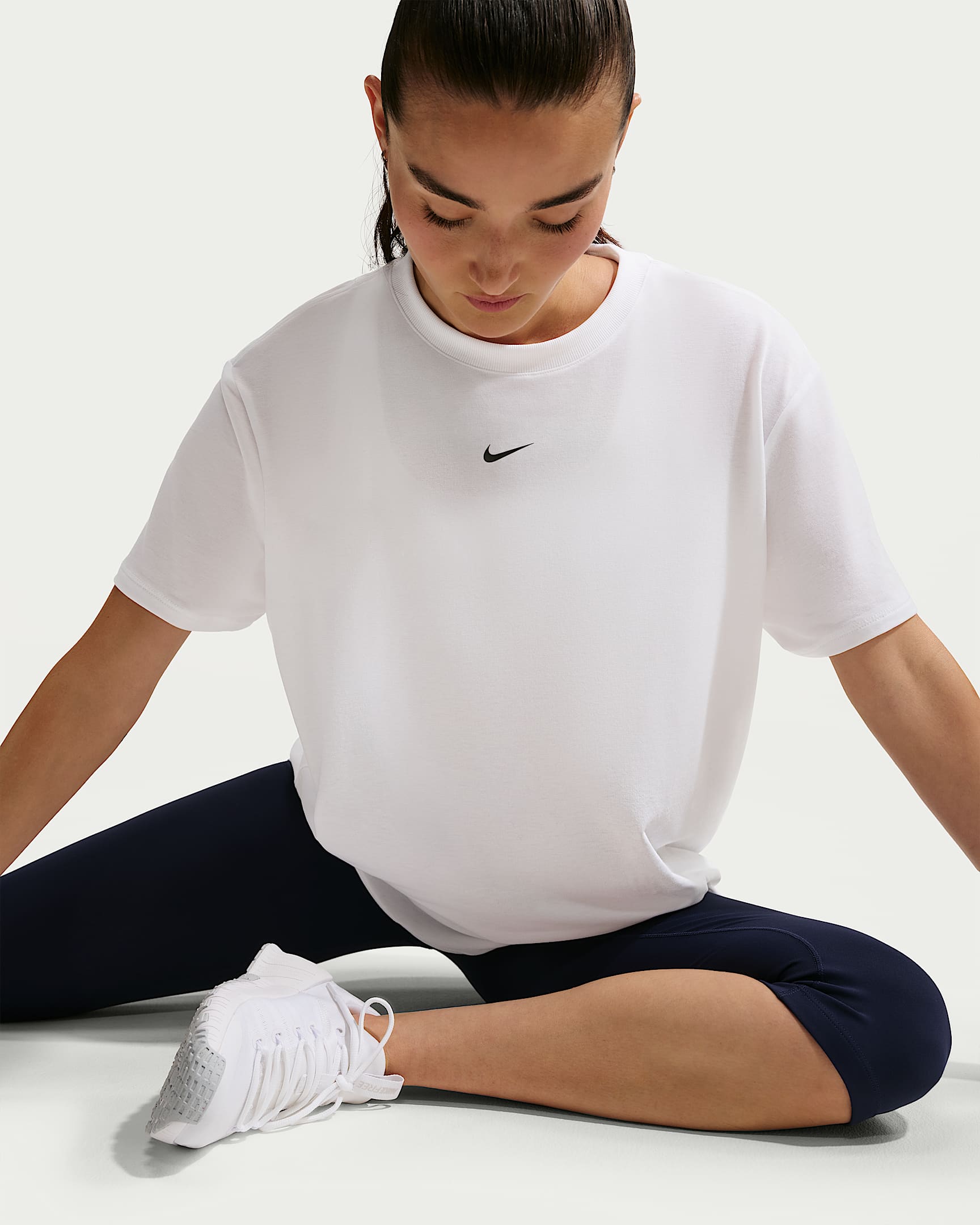 Nike One Relaxed Dri-FIT Kısa Kollu Kadın Üstü - Beyaz/Siyah