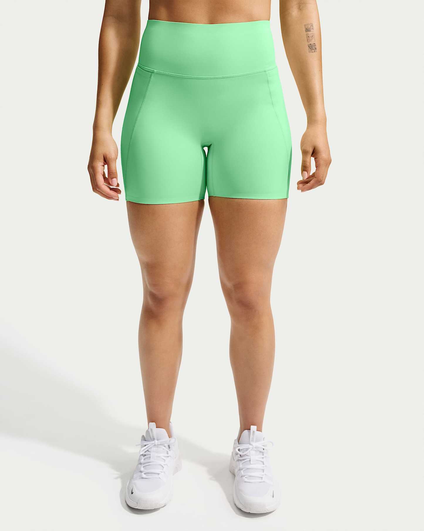 Nike Universa Yüksek Belli Ön Dikişsiz 13 cm Kadın Bisiklet Şortu - Illusion Green/Light Green Spark/Green Spark