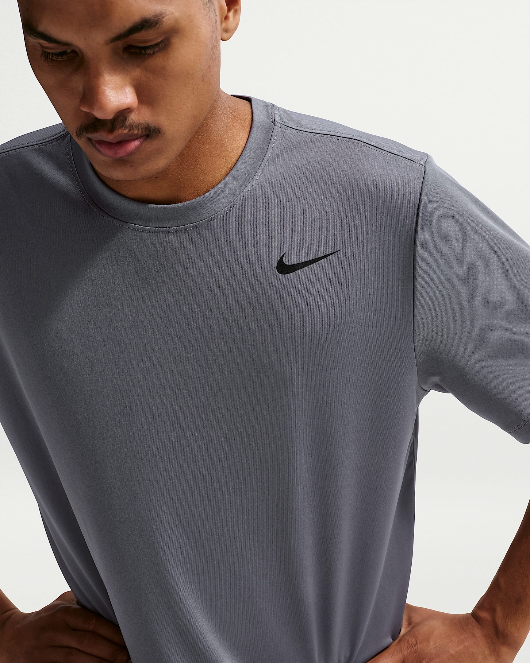 Nike Dri-FIT Erkek Antrenman Tişörtü - Smoke Grey/Siyah