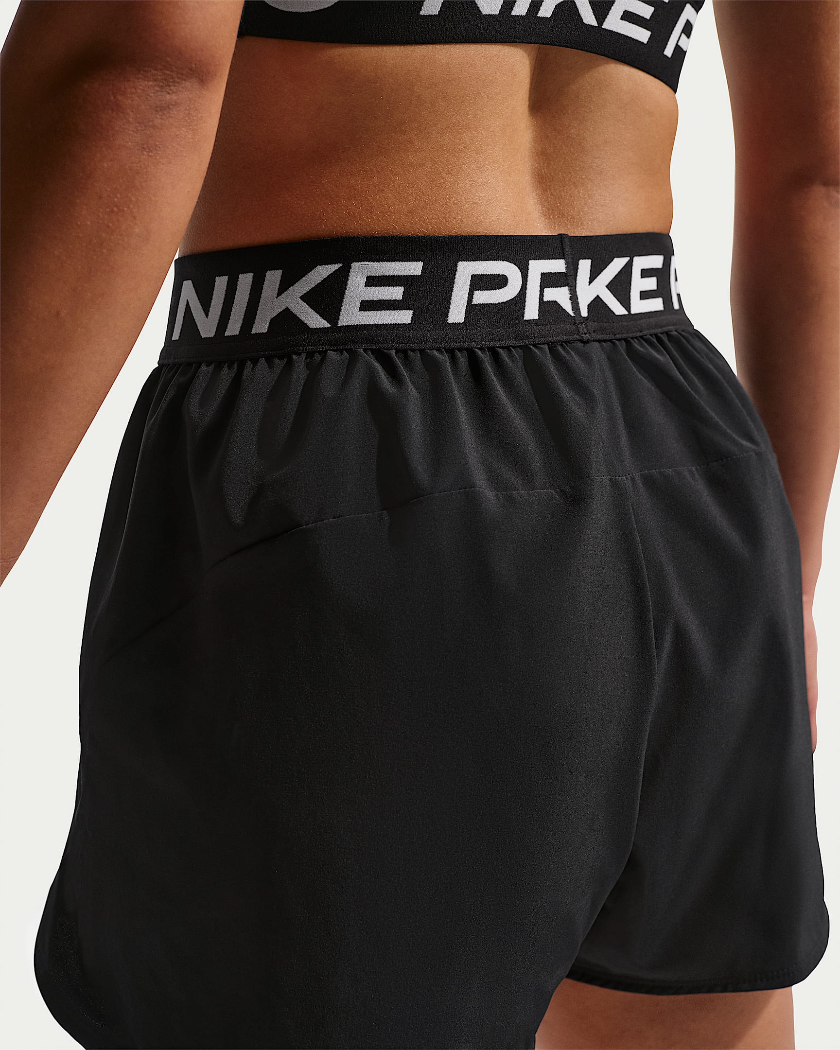 Nike Pro 2'si 1 Arada Kadın Şortu - Siyah/Beyaz