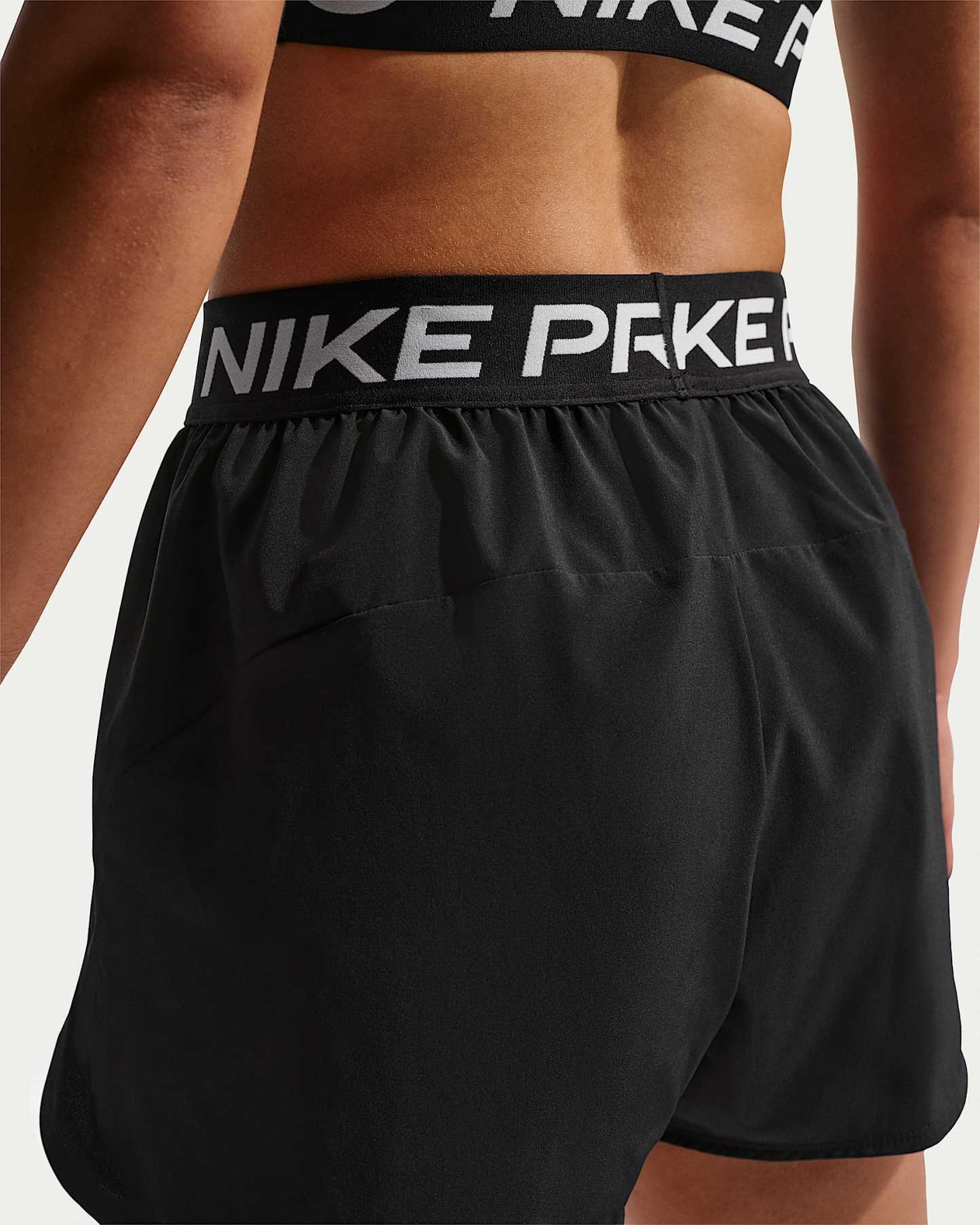 Nike Pro 2'si 1 Arada Kadın Şortu - Siyah/Beyaz